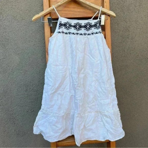 Old navy girls white dress with embroidery small stain - Picture 1 of 4